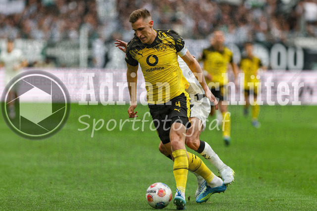 03.05.2026, GER, Fussball, Herren, 1. BL, Saison 2025/2026, Borussia Mönchengladbach - Borussia Dortmund | Franck Honorat (Borussia Mönchengladbach) und Nico Schlotterbeck (BVB) im Kampf um den Ball 
