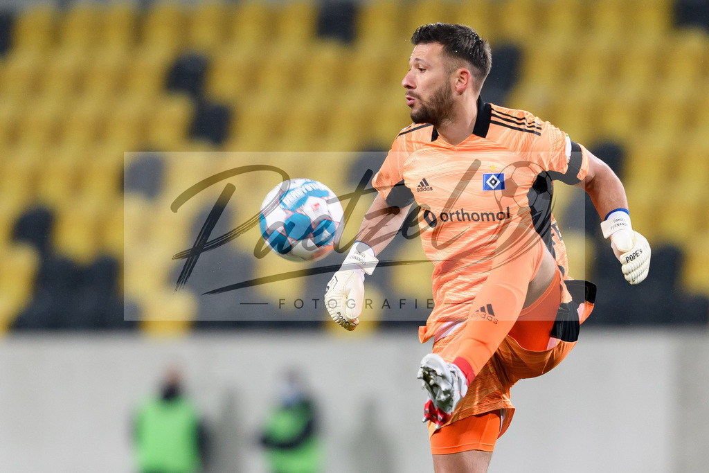 SGDHSV20220114_108 | Fussball, Herren: Torwart Daniel Heuer Fernandes (Hamburger SV) in Aktion, am Ball, Einzelaktion bei dem Spiel der 2. Bundesliga zwischen SG Dynamo Dresden und Hamburger SV im Rudolf-Harbig-Stadion am 14.01.2022 in Dresden, Deutschland.DFB / DFL REGULATIONS PROHIBIT ANY USE OF PHOTOGRAPHS AS IMAGE SEQUENCES AND/OR QUASI-VIDEO. - Realisiert mit Pictrs.com