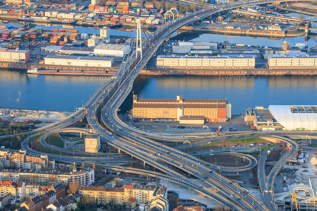 Luftbild: Brückenauffahrt der Hochstraße Nord(B44) zur Konrad-Schuhmacher Rheinbrücke mit Würfelbunker, die ab August 2026 abgerissen werden soll im Ortsteil Hemshof in Ludwigshafen im Bundesland Rheinland-Pfalz in Deutschland. Foto: IMG_153531.jpg vom 23.03.2026 durch Werner Riehm/FLY-FOTO.deAuflösung des Originals: 5695 x 3797 px