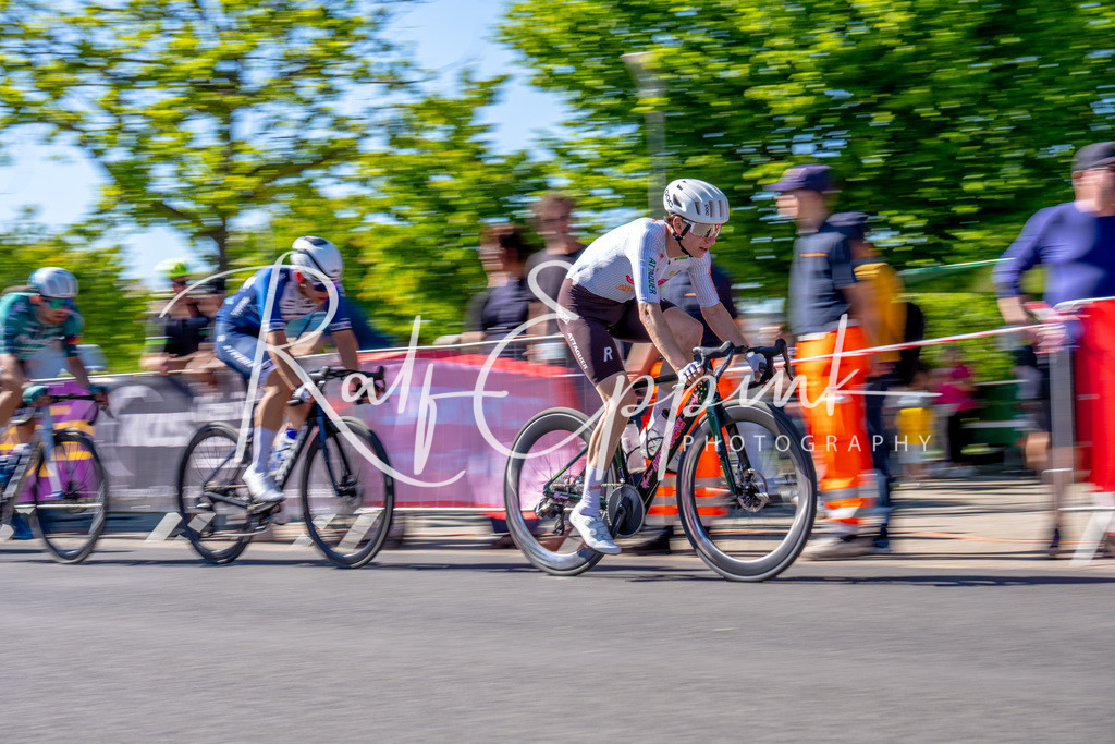 Spurt in den Mai 2026 - Großer Preis der Sparkasse Neuss | Annual one-day road cycling race "Großer Preis der Sparkasse Neuss" held in Büttgen, Germany, organized by VfR Büttgen 1912 e.V. The event features multiple races across all age categories from U11 youth to Elite men. - Realisiert mit Pictrs.com