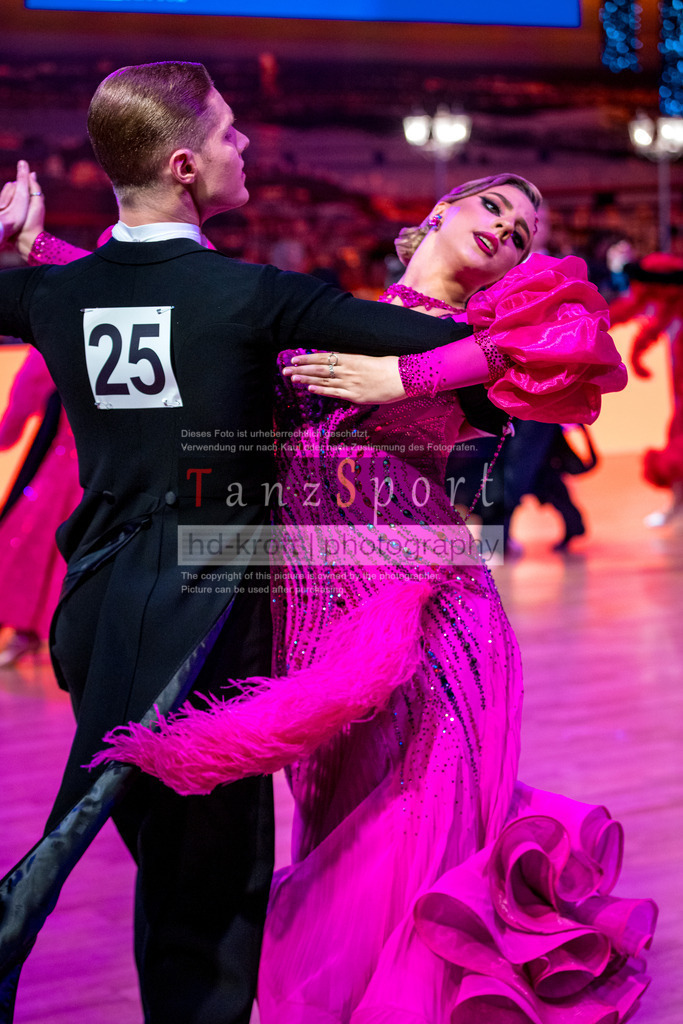 20251212_WDSF_World_Ch_Cup_RS-Std_0983-2 | Tanzsportbilder, Standardtanz, Lateintanz, WDSF, DTV, LTVB, dancecomp, goc, hessen tanzt, blaues band der spree, walzer, tango, wiener walzer, slowfox, quickstepp, samba, rumba, cha-cha-cha, paso doble. jive, hd-kroft photography, turniertanzsport