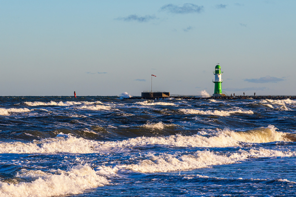 Wellen und Molenturm an der Küste der Ostsee in Warnemünde | Wellen und Molenturm an der Küste der Ostsee in Warnemünde.