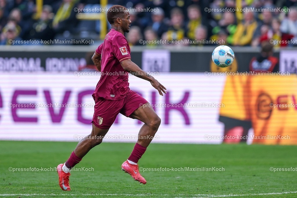 BVB08032502301 | 08.03.2025, Fußball, Borussia Dortmund - FC Augsburg, 1. Fußball Bundesliga, 25. Spieltag, Signal Iduna Park, Saison 2024 2025: Samuel Essende (FC Augsburg #9)DFB regulations prohibit any use of photographs as image sequences and or quasi-video.