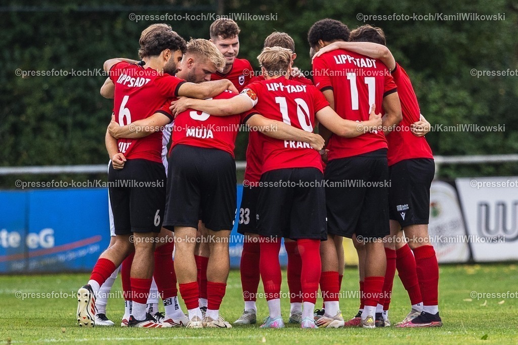 xkwi13072501017 | 13.07.2025, xkwix, Fußball, Testspiel, SV Lippstadt 08 - FSC Rheda, Rasenplatz, Sportanlage Esbeck: Lippstadt stäht im Kreis vor dem Anpfiff