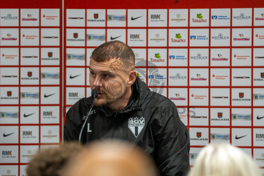 SG Sonnenhof Großaspach vs. SGV Freiberg, Fussball, Regionalliga Suedwest, 30. Spieltag, 22.04.2026 | Kushtrim Lushtaku (Trainer SGV Freiberg) bei der Pressekonferenz,SG Sonnenhof Großaspach vs. SGV Freiberg, Fussball, Regionalliga Suedwest, 30. Spieltag, 22.04.2026