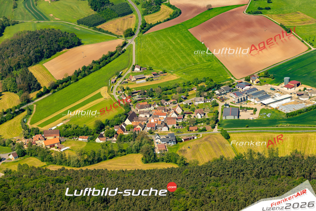 Das Luftbild zeigt : Neuschauerberg Emskirchen - Die Luftaufnahme wurde 2024 vom UL-Flugzeug aus erstellt ( keine Drohne ) - Hochauflösende Luftaufnahme - Für grossformatige Ausdrucke geeignet. Die Geschenkidee !Mit Lizenz und Bildrechte bestellbar