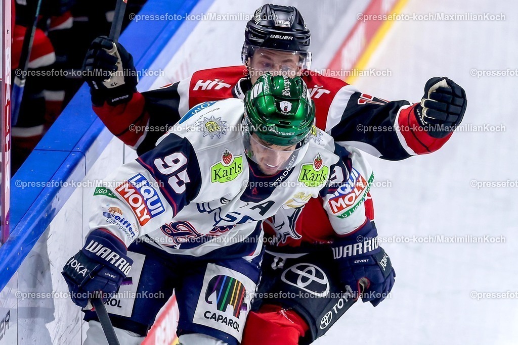 KEC15042601097 | 15.04.2026, Eishockey, DEL Halbfinale Play-Offs, Kölner Haie - Eisbären Berlin, Spiel 4, Lanxess-Arena Köln: Frederik Tiffels (Eisbären Berlin #95) im Zweikampf gegen  Jan Luca Sennhenn (Kölner Haie #17) 