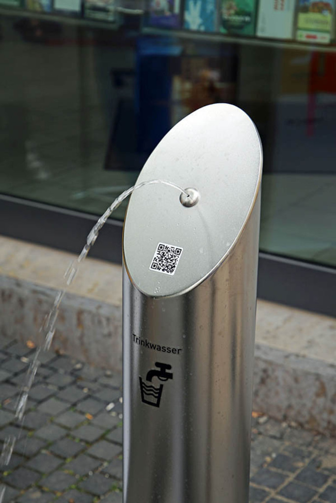 Leipziger Trinkbrunnen vor der Tourist-Information | Entdecke über 20 Kategorien Leipzig-Motive: Foto-Downloads, hochwertige Poster, Leinwand- & Fine-Art-Prints. Jetzt Lieblingsfoto im Bildlexikon Leipzig Shop bestellen!