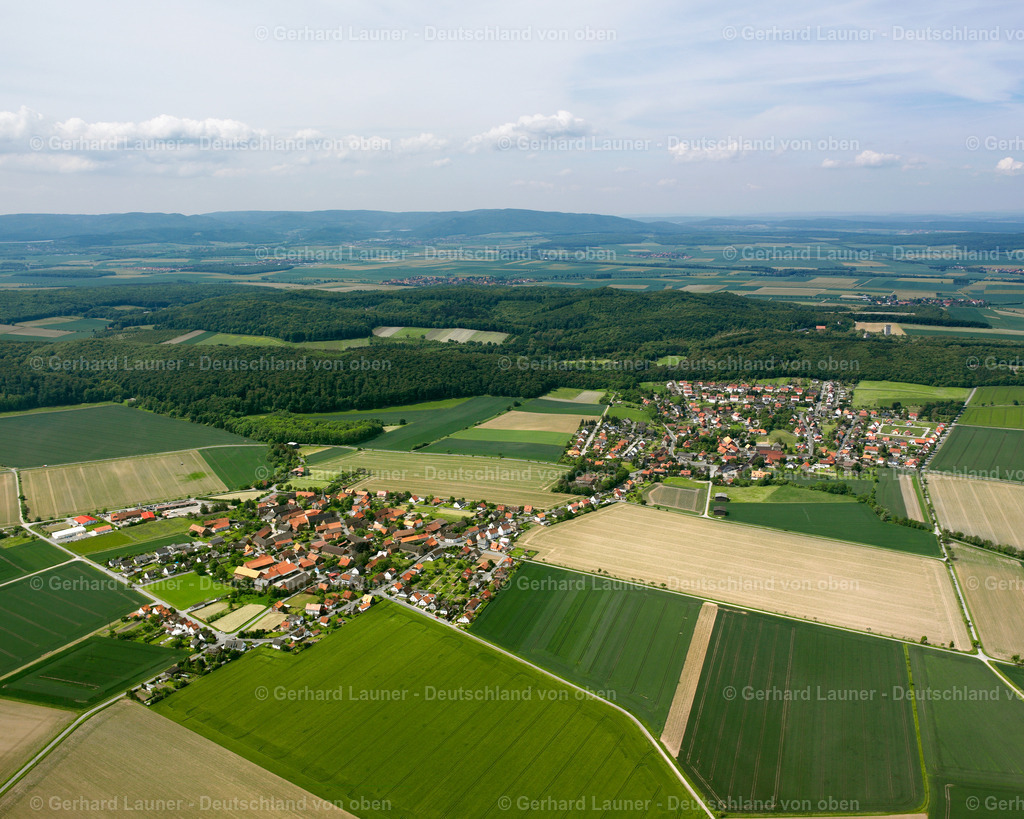 2638104 | GROß DöHREN 09.06.2006 Landwirtschaftliche Nutzflächen und Feldgrenzen  umsäumen das Siedlungsgebiet des Dorfes in Groß Döhren im Bundesland Niedersachsen, Deutschland // Agricultural land and field boundaries surround the settlement area of the village  in Groß Döhren in the state Lower Saxony, Germany Foto: Gerhard Launer