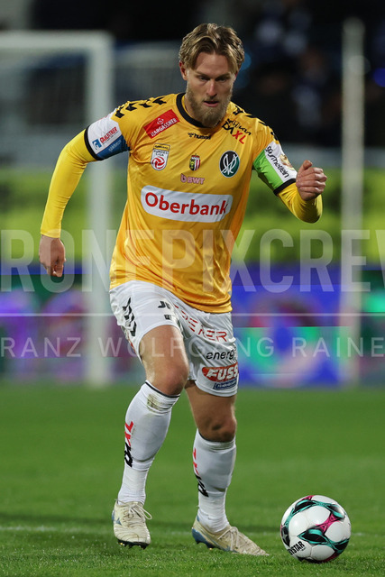 TSV Egger Glas Hartberg vs SV Oberbank Ried – Austrian Bundesliga Match | The image shows Oliver Steurer (Ried) with ball, at the Bundesliga match TSV Hartberg vs SV Ried at Profertil Arena Hartberg. 22.11.2025