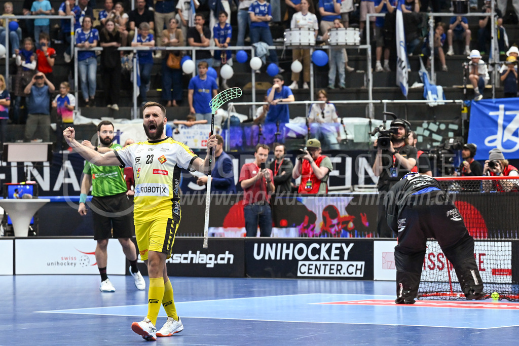 Zug United - HC Rychenberg - 25. April 2026 | Tobias Studer (#23 HC Rychenberg Winterthur) versenkt seinen Penalty im Tor von Nils Schälin (#62 Zug United) am L-UPL Superfinal-Spiel zwischen Zug United und HC Rychenberg am 25. April 2026 in der BCF Arena, Fribourg, Schweiz.Bild: Sportfotografie Markus Aeschimann | www.markus-aeschimann.ch - Realisiert mit Pictrs.com