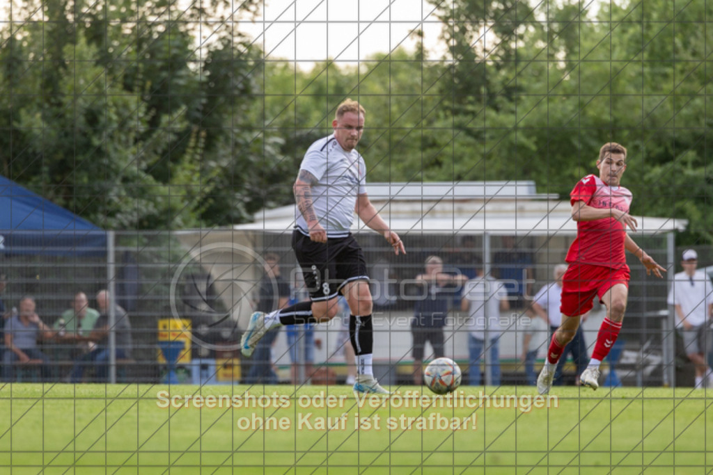 20250616_184000_0236 | #,  TV Eybach (weiß) vs. 1.FC Donzdorf II (rot), Fussball, Entscheidungsspiel 3 in Kreisliga A3 - Bezirk Neckar/Fils, Saison 2024/2025, Rasensportplatz, Staufenecker Str. 41, 73084 Salach, 16.06.2025 - 18:30 Uhr,Foto: PhotoPeet-Sportfotografie/Peter Harich