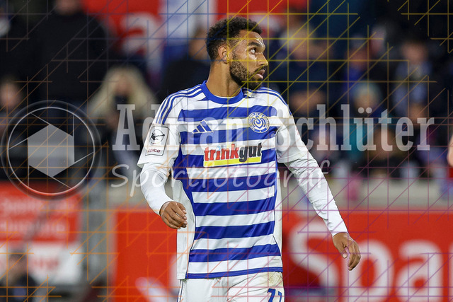 MSV Duisburg vs Rot-Weiss Essen - 3. Liga | Duisburg, Deutschland, 26.10.25:   Jesse Edem Tugbenyo (MSV Duisburg) schaut waehrend des Spiels der 3. Liga MSV Duisburg vs Rot-Weiss Essen in der schauinsland-reisen-arena(Foto von Brauer-Fotoagentur / Adrian Schlueter)