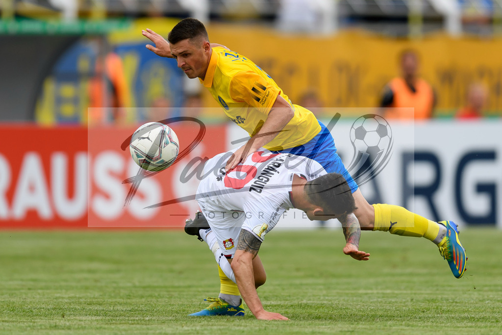 LLELEV20210807_086 | Fussball, Herren: Bogdan Rangelov (1. FC Lokomotive Leipzig) und Charles Aranguiz (Bayer 04 Leverkusen) im Zweikampf beim Spiel der 1. Runde im DFB-Pokal zwischen 1. FC Lokomotive Leipzig und Bayer 04 Leverkusen im Bruno-Plache-Stadion am 07.08.2021 in Leipzig, Deutschland.DFB / DFL REGULATIONS PROHIBIT ANY USE OF PHOTOGRAPHS AS IMAGE SEQUENCES AND/OR QUASI-VIDEO. - Realisiert mit Pictrs.com