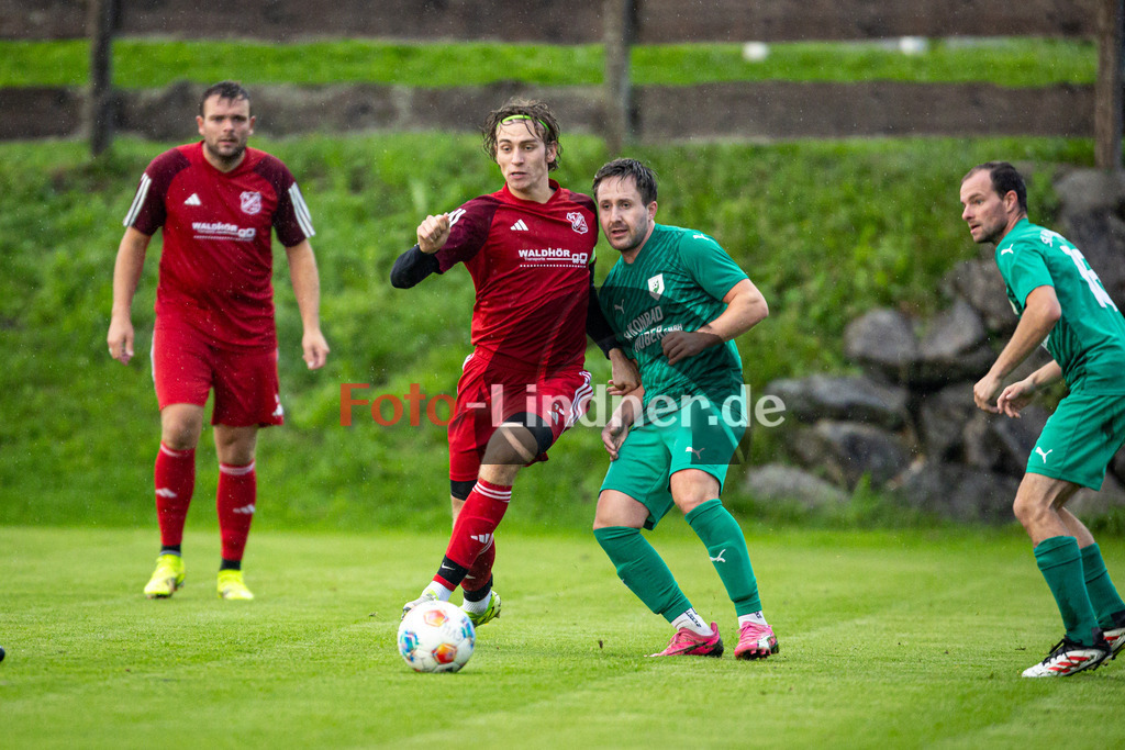 SV Haunshofen gegen SV Fuchstal | Fußball TOTO-Pokal Kreis Zugspitze West Endrunde 2025, SV Haunshofen gegen SV Fuchstal, 20250730,Samuel KEßLER (SV Fuchstal Kapitän 16) am Ball, 2025-07-30 in Haunshofen (Sportplatz Haunshofen), Samuel KEßLER (SV Fuchstal Kapitän 16), Josef POPP (SV Haunshofen 27), Copyright: WolfgangxLindner www.foto-lindner.de