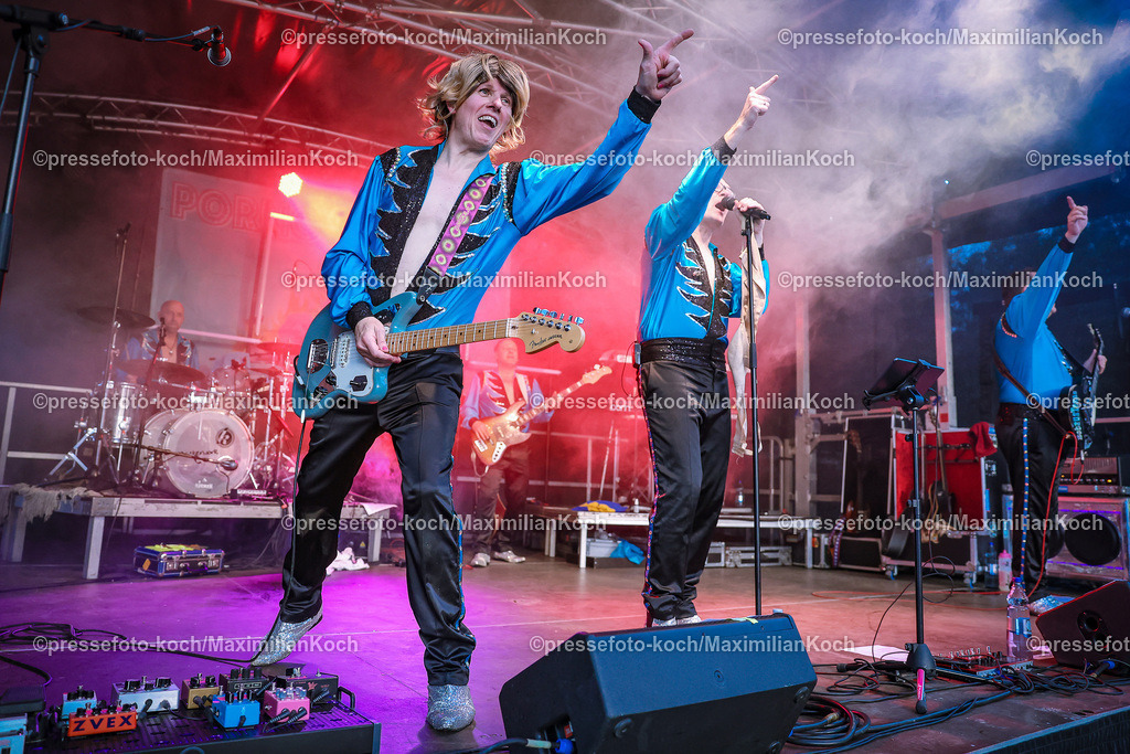 Due22062488060 | 22.06.2024, Düsseldorf, Konzert Porno Al Forno, HEUKING Mittsommer-Renntag - Die düsseldorfer Pop-Band performt bei ihrem Konzert auf der Rennbahn Grafenberg und begeistert die zahlreichen Fans