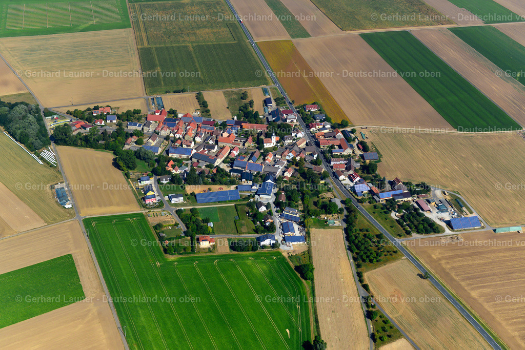 3650493 | HERCHSHEIM 13.09.2016 Landwirtschaftliche Nutzflächen und Feldgrenzen  umsäumen das Siedlungsgebiet des Dorfes in Herchsheim im Bundesland Bayern, Deutschland // Agricultural land and field boundaries surround the settlement area of the village  in Herchsheim in the state Bavaria, Germany Foto: Gerhard Launer