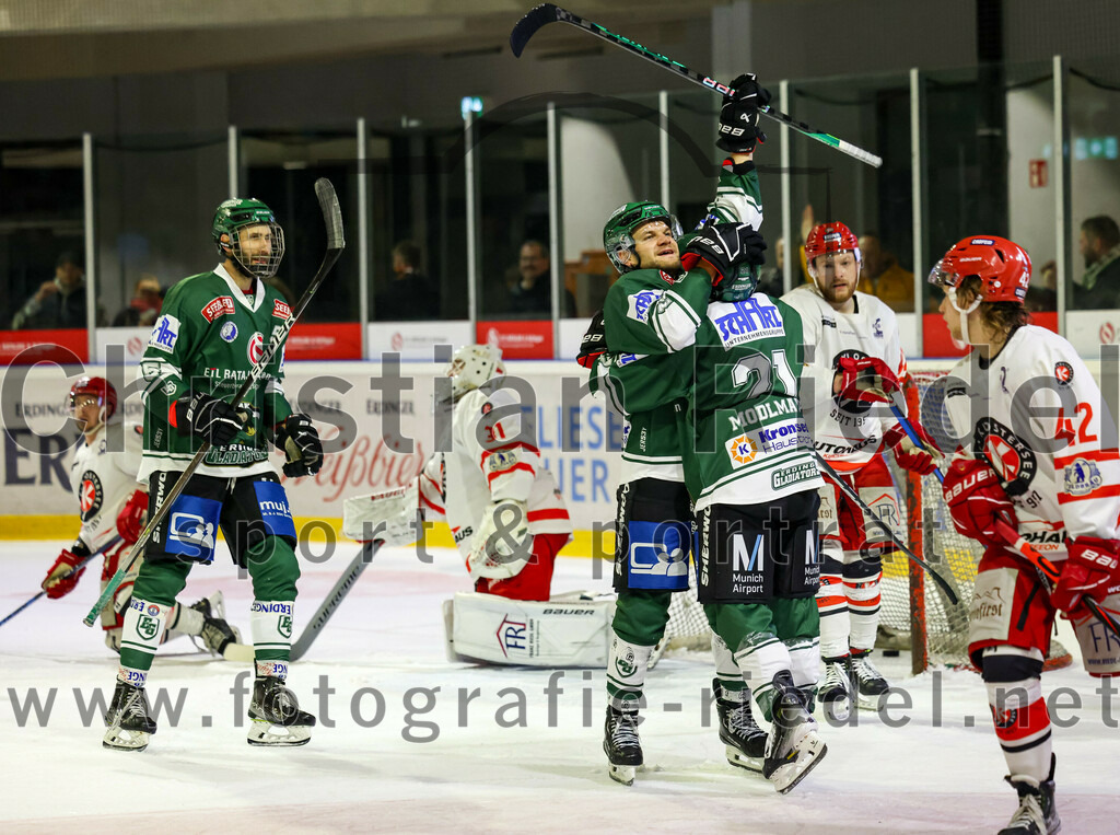 2023-10-20_162_TSV_Erding_gegen_EHC_Klostersee | Erding, Deutschland, 20.10.2023:.Eishockey, Bayernliga Vorrunde 2023 / 2024, 2. Spieltag, TSV Erding gegen EHC Klostersee, Endergebnis: 7:2..Florian Zimmermann (Erding Gladiators, #5), Elias Maier (Erding Gladiators, #15), Erik Modlmayr (Erding Gladiators, #21), Quirin Spies (EHC Klostersee, #42)..Foto: Christian Riedel / fotografie-riedel.net