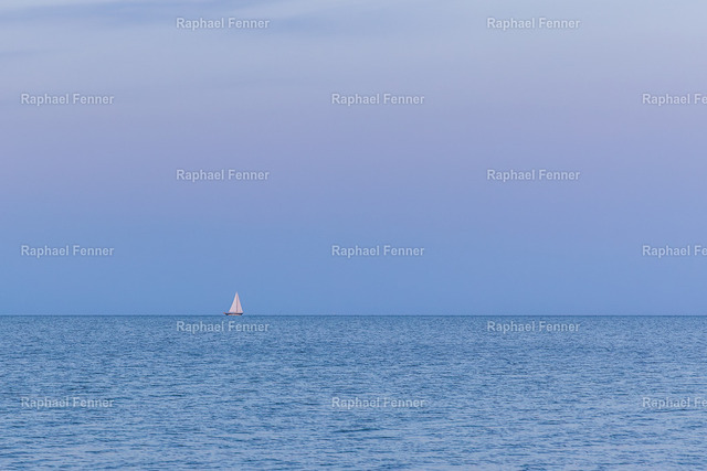 Segelboot auf der Ostsee | Dänemark | Ein einzelnes Segelboot gleitet ruhig über die Ostsee vor der dänischen Küste. Die minimalistische Komposition mit dem weiten Himmel und dem ruhigen Meer vermittelt Gelassenheit, Freiheit und die besondere Atmosphäre Skandinaviens. Dieses Bild entstand an einem sommerlichen Tag in Dänemark und lädt dazu ein, einen Moment der Ruhe und Weite in die eigenen vier Wände zu holen.Als hochwertiger Fine-Art-Druck eignet sich dieses Motiv ideal für Wohnräume, Büros oder alle, die das Meer und die nordische Landschaft lieben.