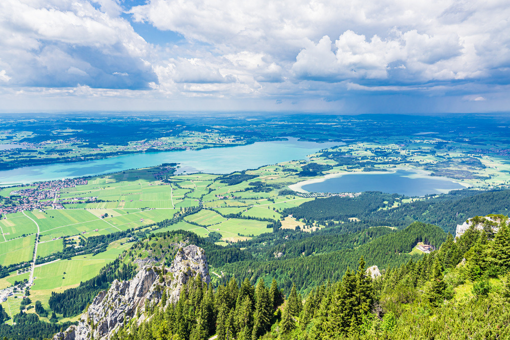 Blick vom Tegelberg auf Schwangau und den Forggensee und Bannwaldsee | Blick vom Tegelberg auf Schwangau und den Forggensee und Bannwaldsee.