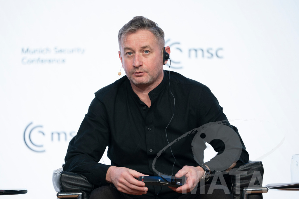 _DWA2798 | Die MSC Security and Literature Series der Münchner Sicherheitskonferenz wird von der ZEIT mitveranstaltet und vom Literaturhaus München unterstützt. Am Donnerstag, 12. Februar (19-20 Uhr), spricht Autor Serhiy Zhadan aus Charkiw mit Chrystia Freeland, Sonderbeauftragte für den Wiederaufbau der Ukraine und ehemalige stellvertretende Premierministerin Kanadas, über die Zukunft der Ukraine - Realisiert mit Pictrs.com