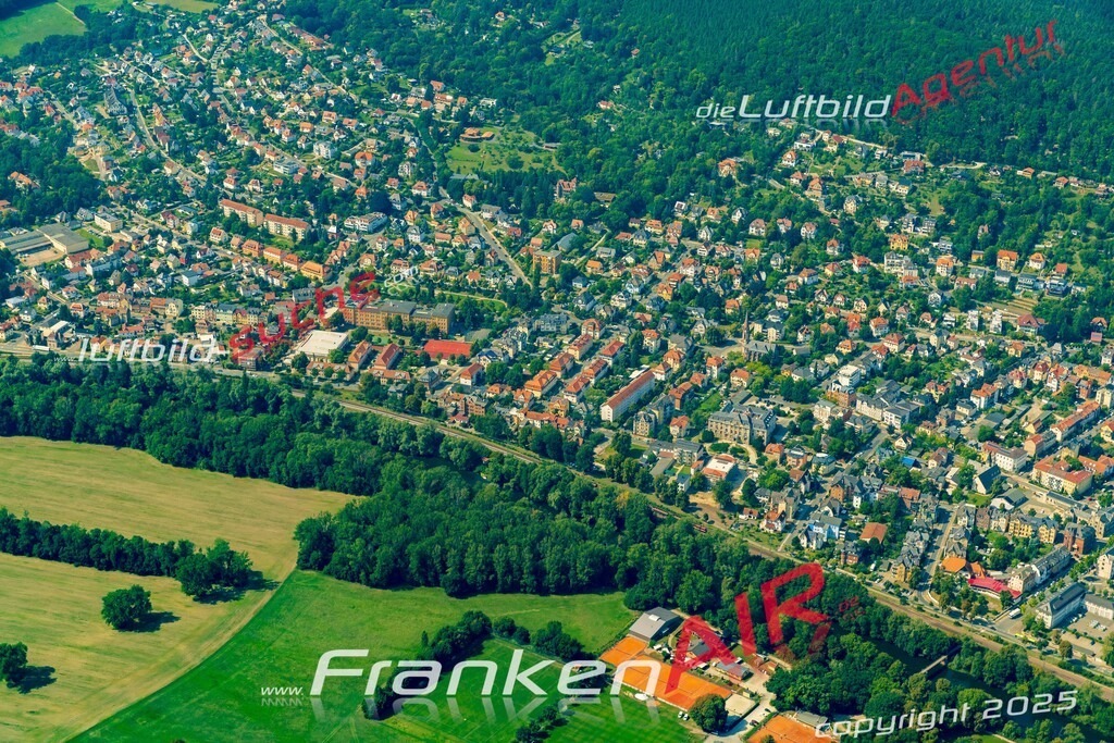Vs Google Maps Rudolstadt - Die Luftaufnahme wurde 2025 vom UL-Flugzeug heraus erstellt ( keine Drohnenaufnahme ) - Hochauflösende Luftaufnahme - für Wandbilder und großformatige Ausdrucke geeignet. Das besondere Geschenk!Hier alle&nbsp;Infos zur Lizenzierung der LuftaufnahmeWir fliegen auch dieses Jahr wieder in Ihre Region um Luftbilder zu erstellen.- Luftbild anfragen