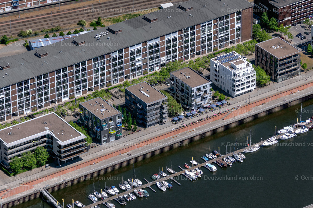 4029273 | BREMEN 01.06.2020 Moderne Stadthäuser an den Hafenanlagen des " Marina Europahafen Bremen " an der Konsul-Smidt-Straße am Ufer des Fluß- Verlaufes der Weser im Ortsteil Überseestadt in Bremen, Deutschland. Weiterführende Informationen bei: bremenports GmbH &amp; Co. KG. // Port facilities of " Marina Europahafen Bremen " on Konsul-Smidt-Strasse on the banks of the river course of the Weser in the district Ueberseestadt in Bremen, Germany. Further information at: bremenports GmbH &amp; Co. KG. Foto: Gerhard Launer