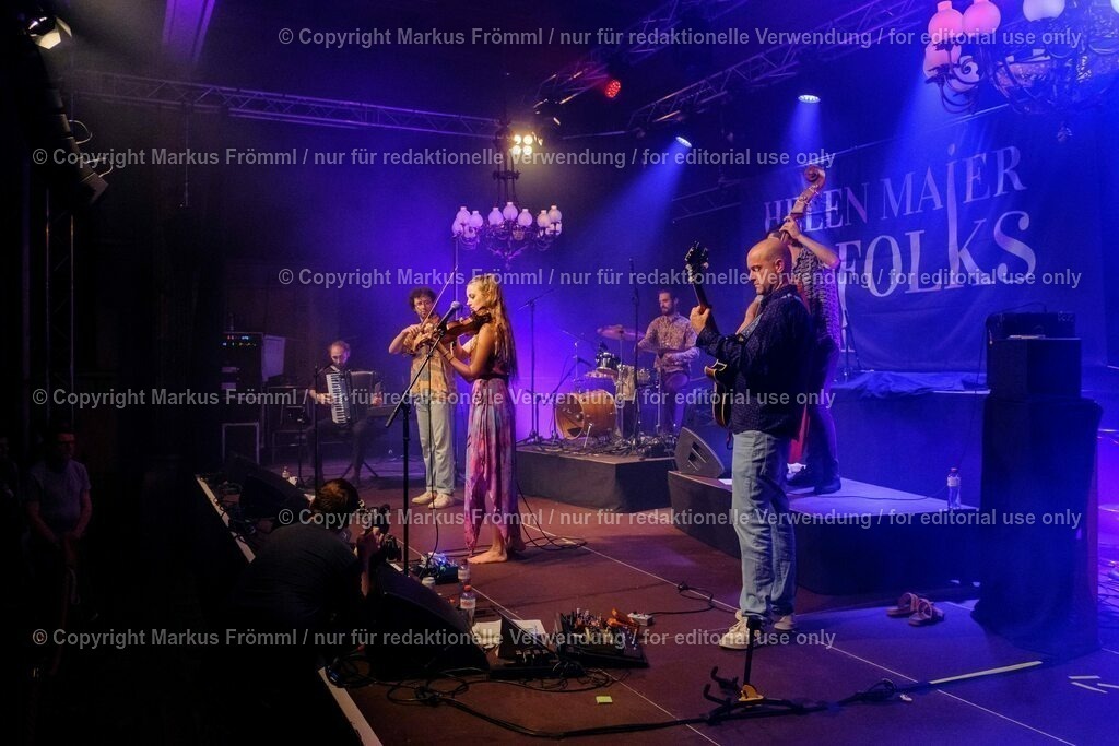 20230728-helen-maier-and-the-folks-011 | Helen Maier &amp; The Folks am Luzern Live Festival. Am Freitag 28. Juli 2023 im Hotel Schweizerhof in Luzern. Helen Maier — Violine / Alexander Graf — Violine, Bratsche / Andreas Gut — Akkordeon / Theo Känzig — Gitarre / Jonas Künzli — Kontrabass / Adrian Böckli — Schlagzeug, Percussion. Foto: Markus Frömml