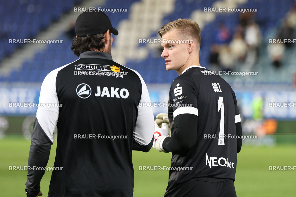 SV Wehen Wiesbaden - Rot-Weiss Essen | Wiesbaden, Deutschland, 22.08.2025Manuel Lenz (Rot-Weiss Essen) und Jakob Golz  (Rot-Weiss Essen) unterhalten sich während des drittliga Spiels zwischen SV Wehen Wiesbaden und Rot-Weiss Essen am 22.08.2025 in der BRITA-Arena in Wiesbaden. (Foto von Timo Bluhmki-Schmidt/Brauer Fotoagentur