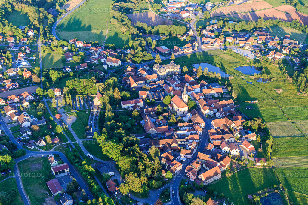 Luftbild: Kirche St. Jakobus der Ältere in der Ortmitte und Schloß Burgwindheim in Burgwindheim im Bundesland Bayern in Deutschland. – Foto: IMG_100430.jpg vom 27.05.2017 durch Werner Riehm/FLY-FOTO.de – Auflösung des Originals: 5472 x 3648 px – SEELSORGEBEREICH-STEIGERWALD.DE – Burgen und Schlösser
