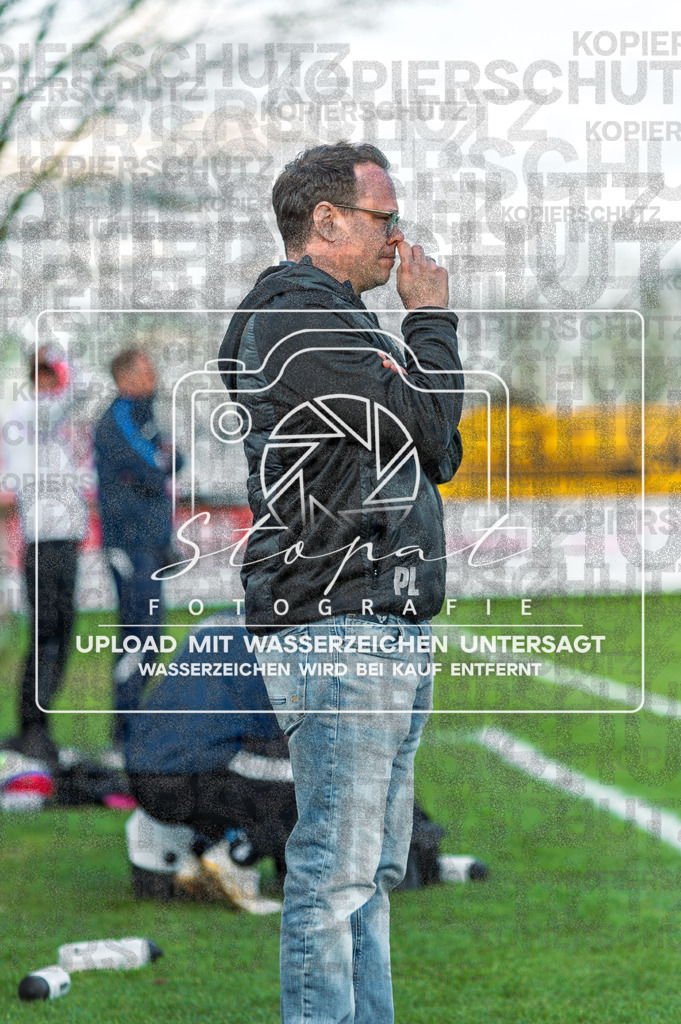FGFS-LEN-1000 | Patrick Laukart (Eintracht Leinetal - Trainer) beim Herren Kreisliga HK Spiel zwischen FG Fulde-Stellichte und Eintracht Leinetal im Fulder Zentralstadion, Fulde (Simon Paul Stopat) - Realisiert mit Pictrs.com