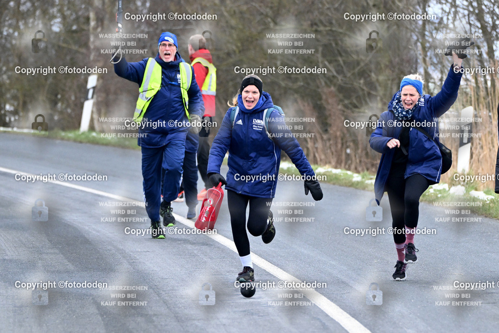 DSC_1596 | Kim Biermann (mitte) / Hilke Barfknecht (rechts) / Bahnanweiser  Thomas Erdmann \ Westeraccum 