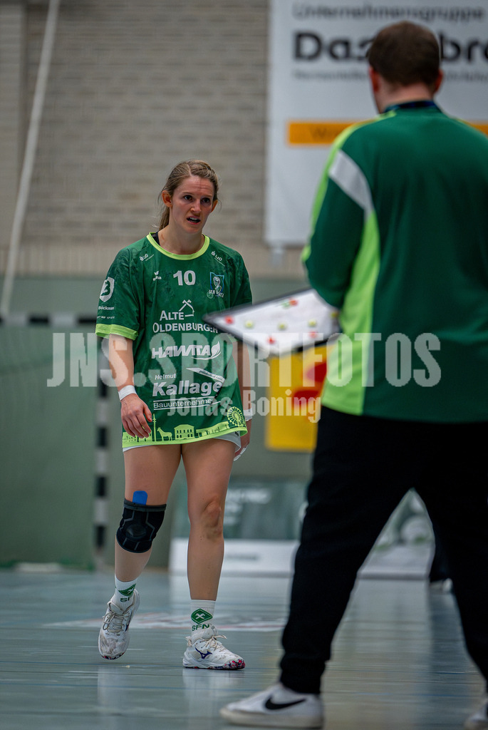 Handball I Frauen I Saison 2025-2026 I 3. Liga Staffel Nord I 10. Spieltag I SC SFN Vechta - HSG Blomberg-Lippe II I 0429 | Svenja Ruhöfer (10, SC SFN Vechta) blickt auf Simon Schreiner (SC SFN Vechta) - Realisiert mit Pictrs.com