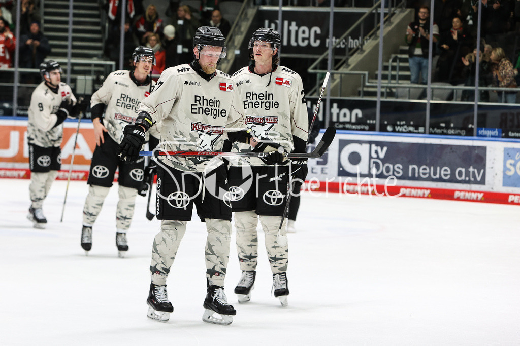 Augsburger Panther - Kölner Haie  | Haengende Koepfe bei den Spielern der Koelner Haie nach der Niederlage in Augsburg