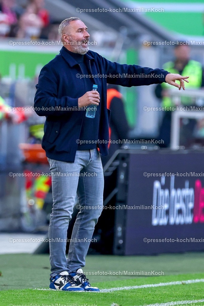 F9510042601019 | 10.04.2026, Fußball, Fortuna Düsseldorf - Holstein Kiel, 2. Fußball Bundesliga, Herren, Merkur Spiel-Arena, 29. Spieltag, Saison 2025 2026: Cheftrainer Tim Walter  (Holstein Kiel #hc) gestikulierend am Spielfeldrand   DFB regulations prohibit any use of photographs as image sequences and or quasi-video.