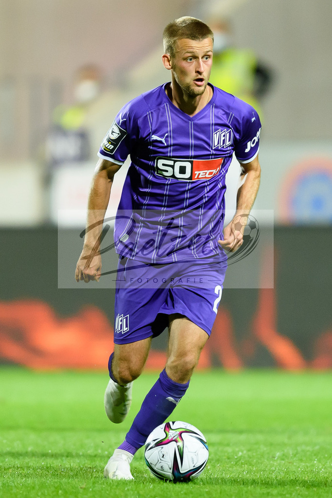 OSNVKO2021090620210906_194 | Fussball, Herren: Sebastian Klaas (VfL Osnabrueck) in Aktion, am Ball, Einzelaktion beim Spiel der 3. Liga zwischen VfL Osnabrueck und FC Viktoria Koeln im Stadion an der Bremer Bruecke am 06.09.2021 in Osnabrueck, Deutschland.DFB / DFL REGULATIONS PROHIBIT ANY USE OF PHOTOGRAPHS AS IMAGE SEQUENCES AND/OR QUASI-VIDEO. - Realisiert mit Pictrs.com