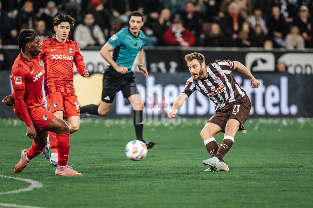 Fußball | Männer | Saison 2025/2026  | Fußball-Bundesliga | 27. Spieltag | FC St. Pauli vs. SC Freiburg | 22.04.2026 | Torschuss von Lars Ritzka (#21, FC St. Pauli)