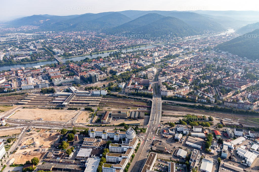 Luftbild: Brücke der Speyerer Strasse über die Bahngleise zum Ortsteil Weststadt zwischen Hauptbahnhof und Neckar im Ortsteil Weststadt in Heidelberg im Bundesland Baden-Württemberg in Deutschland. Foto: IMG_117178.jpg vom 25.08.2019 durch Werner Riehm/FLY-FOTO.de