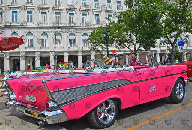 RGE_2362 | Ein Taxifahrer wartet in Havanna mit seinem Oldtimer auf Touristen.  Fotograf: Ralf Gebhardt - Realisiert mit Pictrs.com