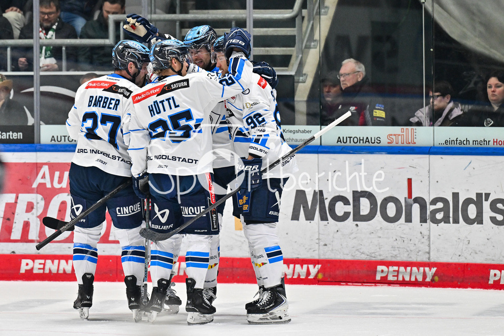 Augsburger Panther - ERC Ingolstadt | Jubel der Gäste nach dem Treffer zum 2-1 durch Daniel SCHMÖLZ (ERC Ingolstadt 92) / Tor / Torschuetze / Freude / Happy / beim match zwischen den Augsburger Panthern und dem ERC Ingolstadt am 13. Spieltag der Penny DEL im Curt Frenzel Stadion am 23.10.2025