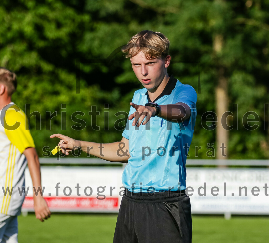 2023-08-18_104_SpVgg_Eichenkofen_gegen_FC_Langenpreising | Erding, Deutschland, 18.08.2023:
Fußball, A-Klasse 2023 / 2024, 3. Spieltag, SpVgg Eichenkofen gegen FC Langenpreising, Endergebnis: 0:2

Schiedsrichter David Gasch

Foto: Christian Riedel / fotografie-riedel.net