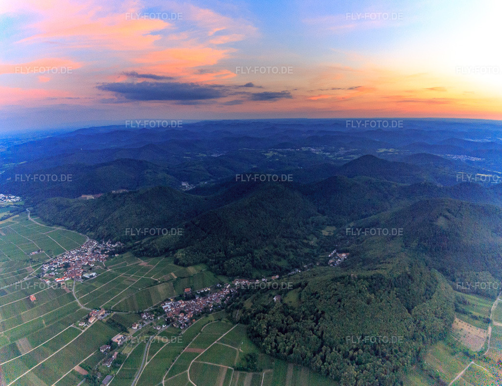 Luftbild: Sonnenuntergang am Haardtrand im Plälzerwald in Leinsweiler im Bundesland Rheinland-Pfalz in Deutschland. Foto: IMG_115599-Pano.jpg vom 21.06.2019 durch Werner Riehm/FLY-FOTO.deAuflösung des Originals: 4858 x 3739 px