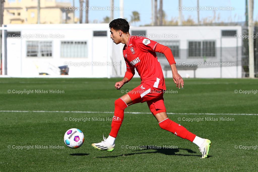 NH_TwenteEnschede_VfLOsnabrück_Testspiel_08012024 | #19 Younes Taha (Twente Enschede)

Testspiel I Trainingslager Spanien I 08.01.2024