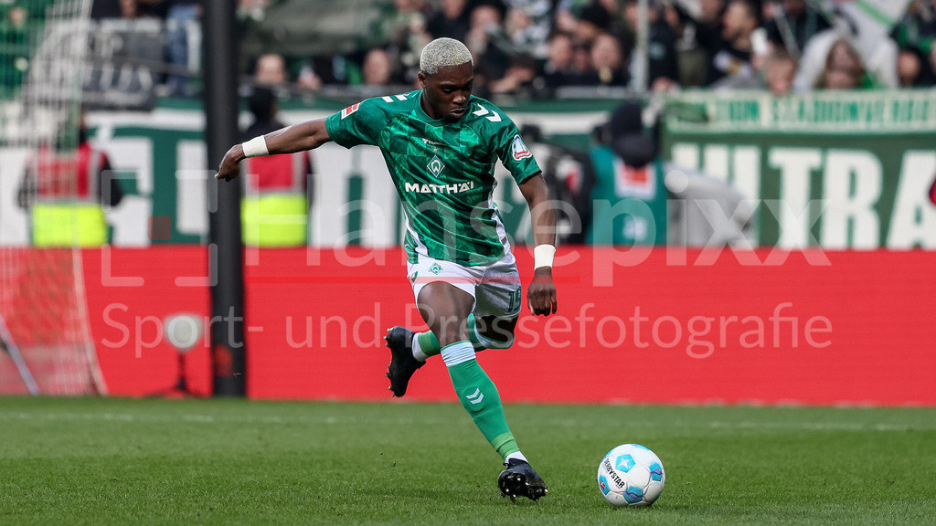 Fussball, Bundesliga, SV Werder Bremen - VfL Wolfsburg | v.li.: Derrick Köhn (SV Werder Bremen, 19) am Ball, Freisteller, Einzelbild, Ganzkörper, Aktion, Action, Spielszene, DIE DFL-RICHTLINIEN UNTERSAGEN JEGLICHE NUTZUNG VON FOTOS ALS SEQUENZBILDER UND/ODER VIDEOÄHNLICHE FOTOSTRECKEN. DFL REGULATIONS PROHIBIT ANY USE OF PHOTOGRAPHS AS IMAGE SEQUENCES AND/OR QUASI-VIDEO.