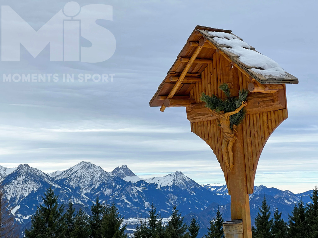 mis_110914bf01.JPG | 30.01.2022,  Schwangau bei Füssen im Allgäu, Wintertag auf dem Wanderpfad zur Rohrkopfhütte,  am Wanderweg steht ein Jesuskreuz. - Realisiert mit Pictrs.com