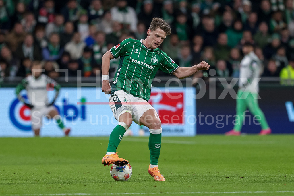Fussball, Bundesliga, SV Werder Bremen - 1. FC Union Berlin | Jens Stage (SV Werder Bremen, 6) am Ball, Freisteller, Einzelbild, Ganzkörper, Aktion, Action, Spielszene, DIE DFL-RICHTLINIEN UNTERSAGEN JEGLICHE NUTZUNG VON FOTOS ALS SEQUENZBILDER UND/ODER VIDEOÄHNLICHE FOTOSTRECKEN. DFL REGULATIONS PROHIBIT ANY USE OF PHOTOGRAPHS AS IMAGE SEQUENCES AND/OR QUASI-VIDEO.