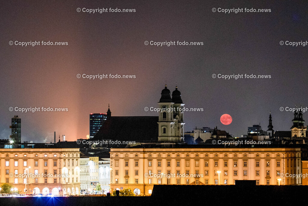 Linz_ Erdbeermond_ 13.06.2025-1 | 13.06.2025, LINZ, AUT, Mond, im Bild Themenbild, Erdbeermond, Vollmond, Nachthimmel, Skyline, Stadt, Himmel, Wolkenlos, blau, Symbolbild, FeatureErdbeermond (englisch Strawberry Moon) ist ein landlaeufiger Ausdruck für einen Vollmond im Juni.