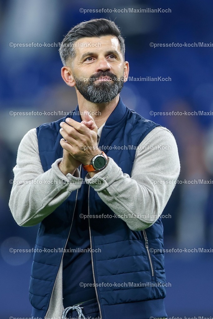 S0426092501293 | 25.09.2025, Fußball, FC Schalke 04 - SpVgg Greuther Fürth, 7.Spieltag, 2. Fußball Bundesliga, Veltins-Arena Gelsenkirchen, Saison 2025 2026: Abschlussjubel und Erleichterung bei den Schalkern nach dem 1:0 SIeg gegen Greuther Fürth. Cheftrainer Miron Muslic (Schalke04) DFB regulations prohibit any use of photographs as image sequences and or quasi-video.