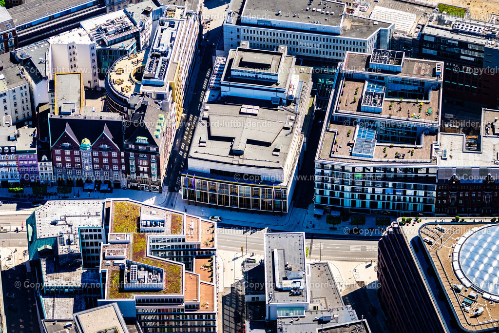 Hamburg_Mitte_Staatsoper_ELS_3464010525 | HAMBURG 01.05.2025 Opernhaus und Schauspielhaus " Staatsoper " an der Große Theaterstraße, Dammtorstraße in Hamburg, Deutschland. // Opera house " Staatsoper " on street Grosse Theaterstrasse, Dammtorstrasse in Hamburg, Germany. Foto: Martin Elsen