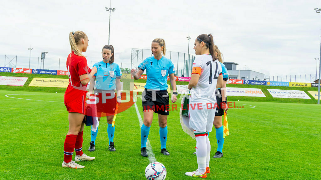 Norwegen U19  Bulgarien U19 | Julie Aune Jorde (Norway #6) Dimitra Ivanova (BUL #14) Referee Katalin Sipos (HUN) Assistant Referee Judit Kulcsár (HUN) Assistant Referee Barbara Wenigwieser (AUT) ; Norwegen U19  Bulgarien U19 am 13.05.2022 in Wels
(Huber Arena), AUSTRIA, (Photo by Ernst Krawagner sport-fan.at) - Realisiert mit Pictrs.com